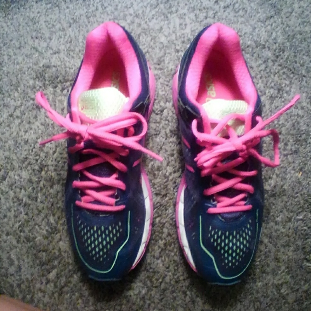 LIKE NEW, Asics Gel Kayano 22